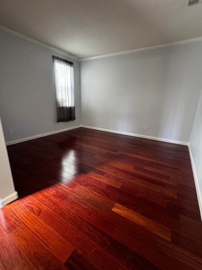 Building Photo - Spacious 4 bedroom near shopping and schools!