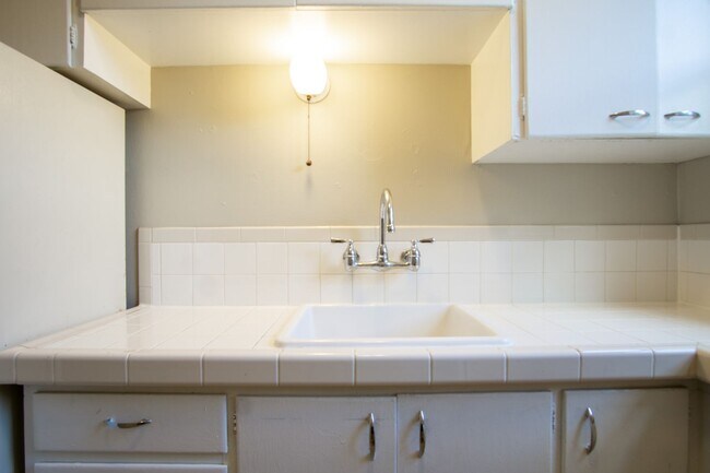 Building Photo - John's Landing 2nd Floor 1Bdr w/Hardwoods,...