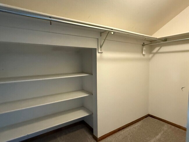 Building Photo - Spacious Home in the Heart of Aurora with ...