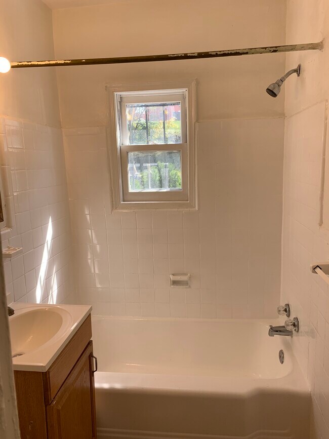 Bathroom - 422 Condon Ter SE