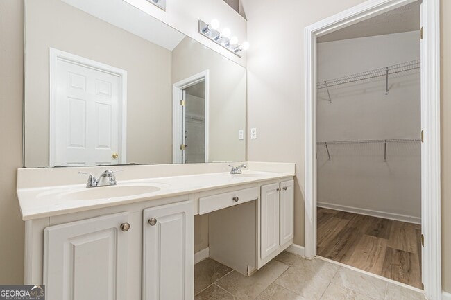 Building Photo - 5755 Lakeview Cir