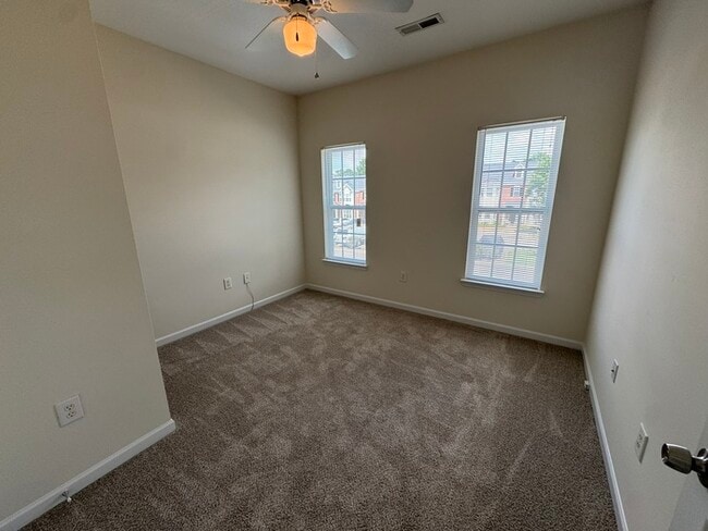 Building Photo - 3 Bed END UNIT! AVAILABLE NOW!