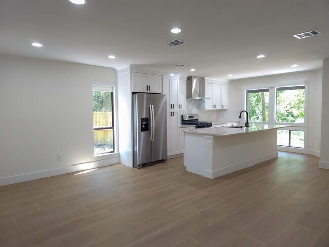 Building Photo - 14 Lehigh Springs Dr