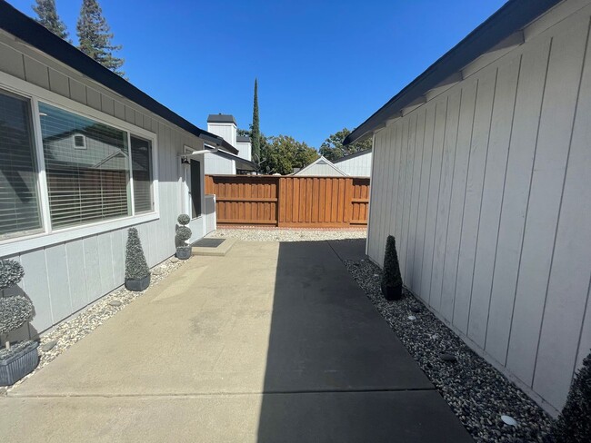 Building Photo - 2 bedroom single story with attached 2 car garage!