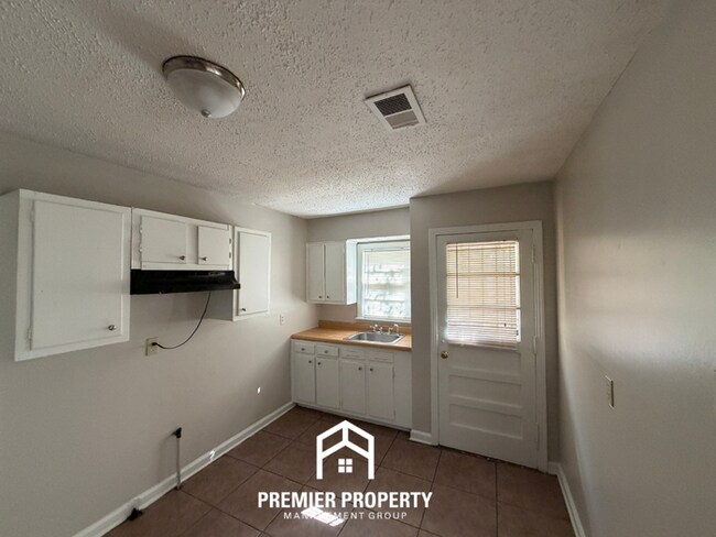 Building Photo - 1058 S Highland St