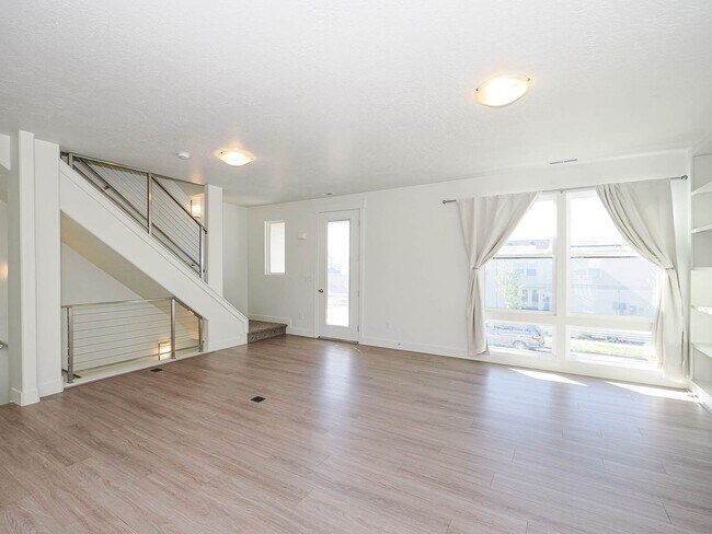 Building Photo - 3 Bedroom, 2.5 Bathroom in South Jordan