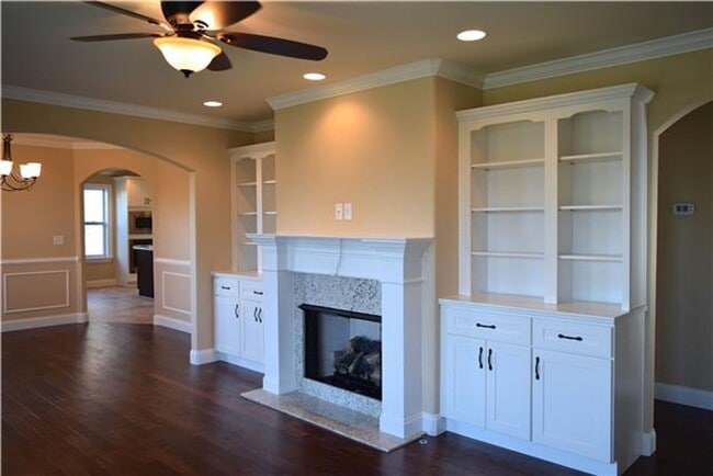 Building Photo - LIKE NEW! Extensive renovation in established Glencliff Estates