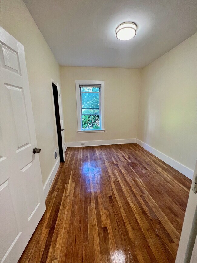 Building Photo - Enjoy City Living in this Well-Maintained 3-Bedroom in Boston, MA