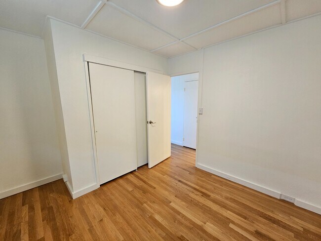 Building Photo - 3-Beds, 1.5-Bath Apartment with One tandem driveway parking space.