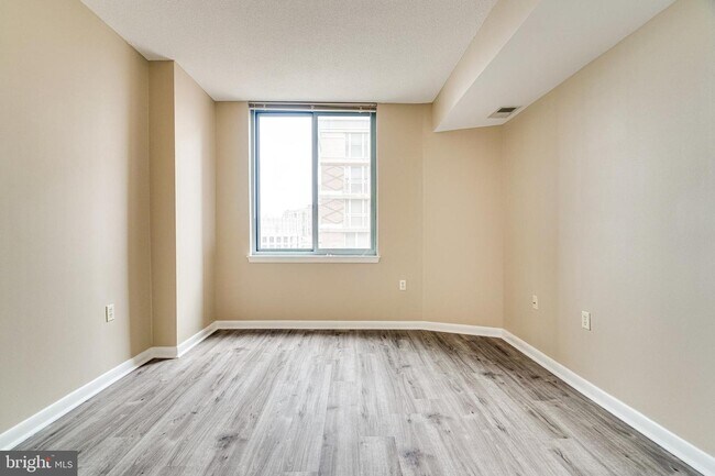 Building Photo - 851 N Glebe Rd