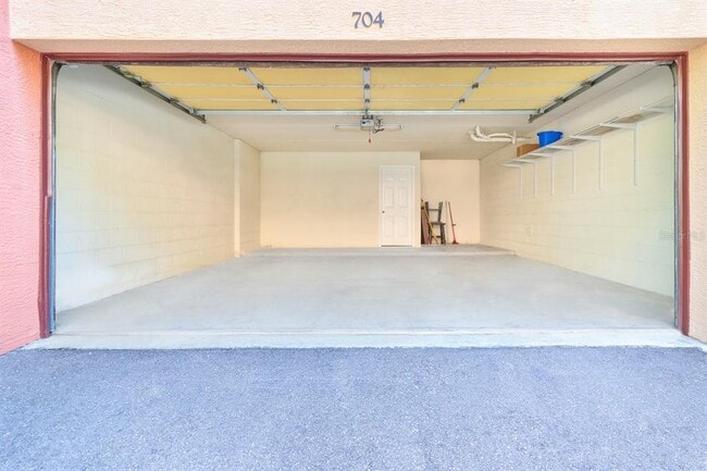 Building Photo - 704 Seagate Dr