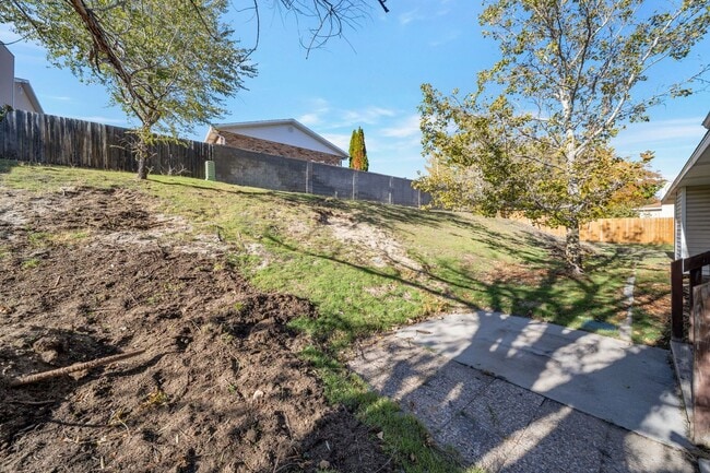 Building Photo - Spacious Sandy Rambler w 2 car attached