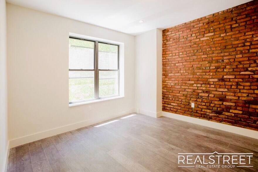 Building Photo - Gorgeous Spacious 3 Bedroom in Prime Crown Heights