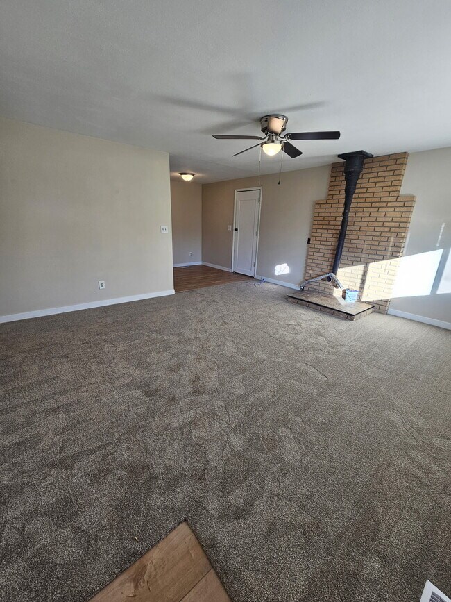 Building Photo - 180 NW Wilson Cir