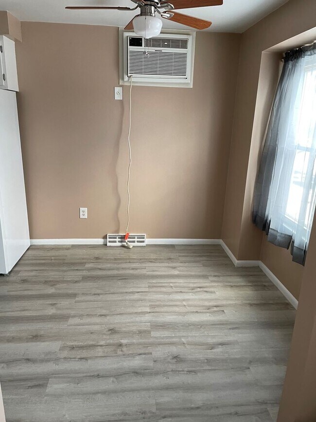 Building Photo - 2-Bedroom, 1-Bath