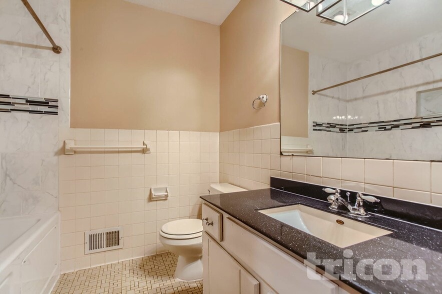 Building Photo - 13101 Thomas Ave