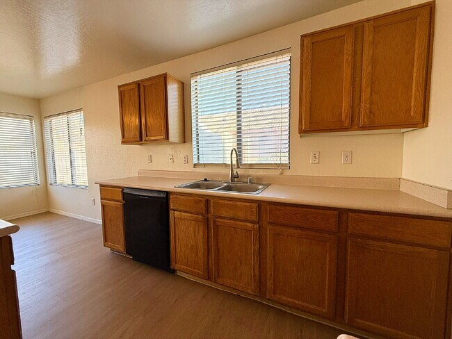 Building Photo - For Rent: Spacious 3 Bed, 2.5 Bath Home with Den & Bonus Room!