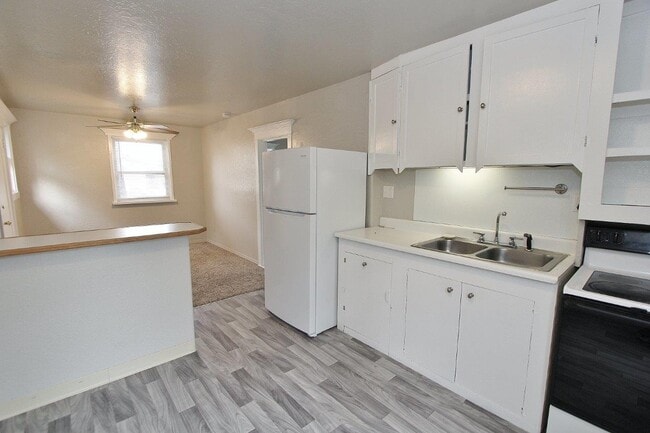 Building Photo - 815 E 1st St