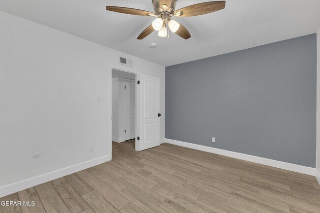 Building Photo - Come to check this beautiful house 4 bedrooms, possible 5th bed and 3 baths.