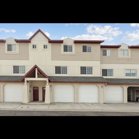 Building Photo - 825 Crestmont Way