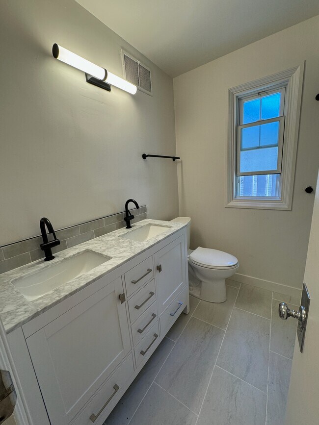 Building Photo - 978 E 5th Ave