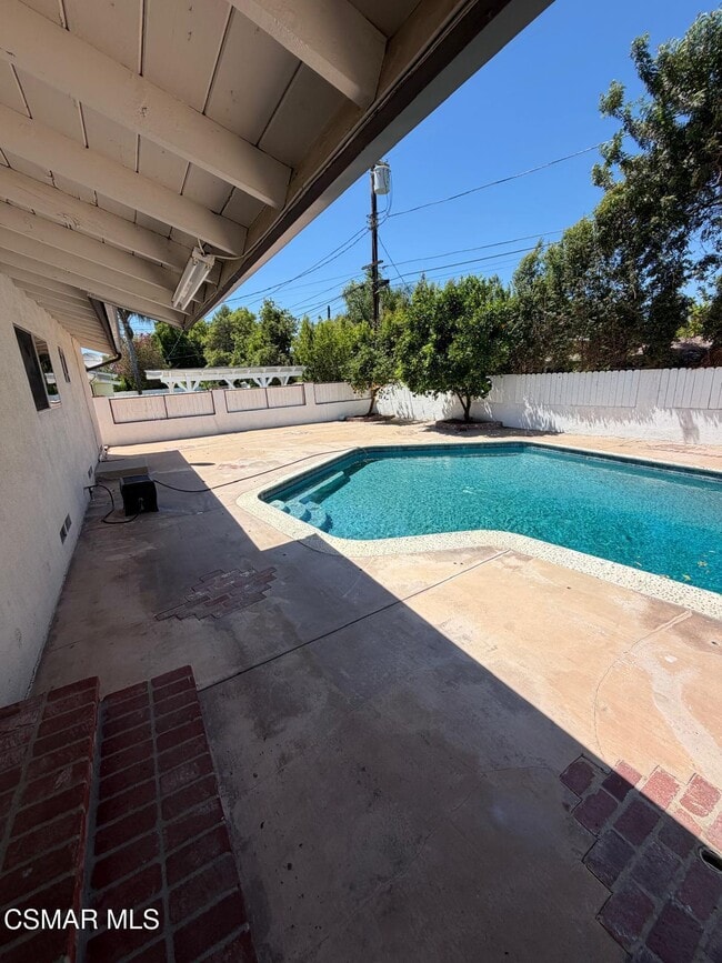 Building Photo - 23723 Oxnard St