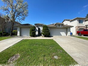 Building Photo - Spacious Single Story Home