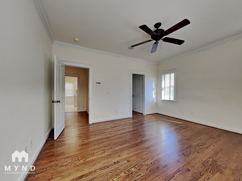 Building Photo - 711 E 9th St