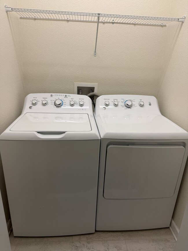 Building Photo - 3 bed 2.5 bath Townhouse in Storey Lake