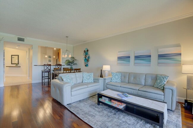 Building Photo - 500 Uno Lago Dr