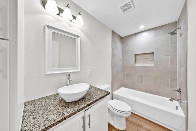Building Photo - "Charming 3-Bed, 2-Bath Denison Home with Elegant Granite Countertops!"