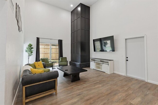 Building Photo - 12508 Green Valley Dr