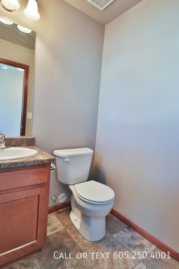 Building Photo - Sensational 2 bedroom Town Home in Harrisb...