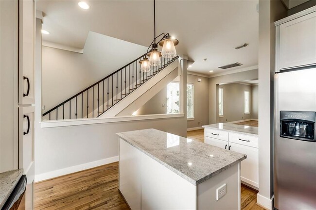 Building Photo - 5210 Lillian St
