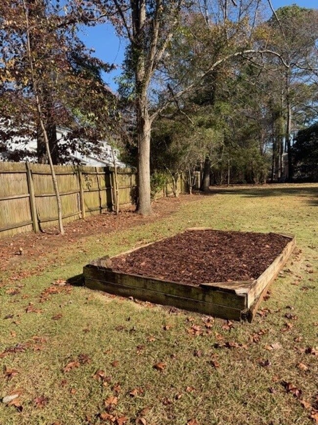 Building Photo - 3 Bedroom/2 Bathroom - Close to SJAFB, Shopping, Restaurants!