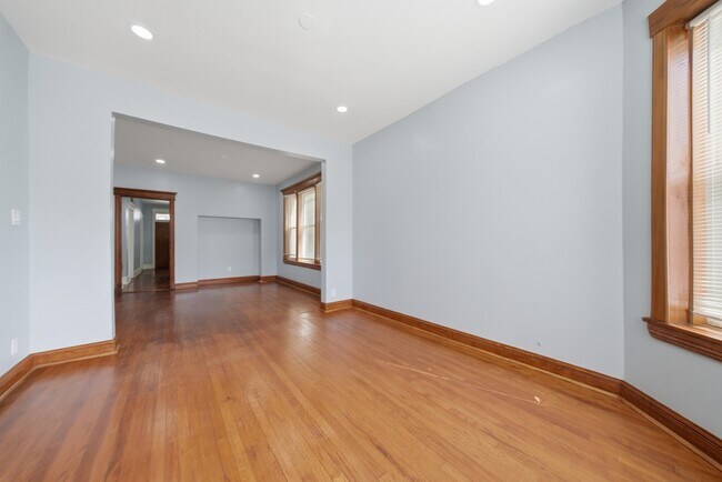 Building Photo - 4044 W Potomac Ave