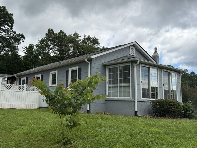 Building Photo - Adorable 2-Bedroom Cottage in Marion!