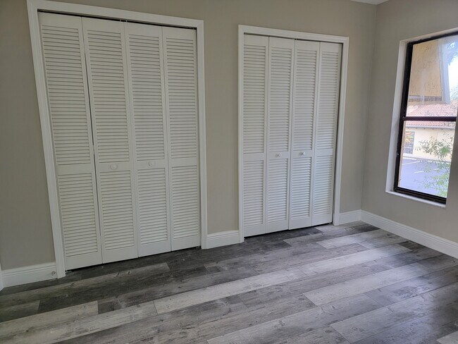 Building Photo - 5008 Manatee Ave W