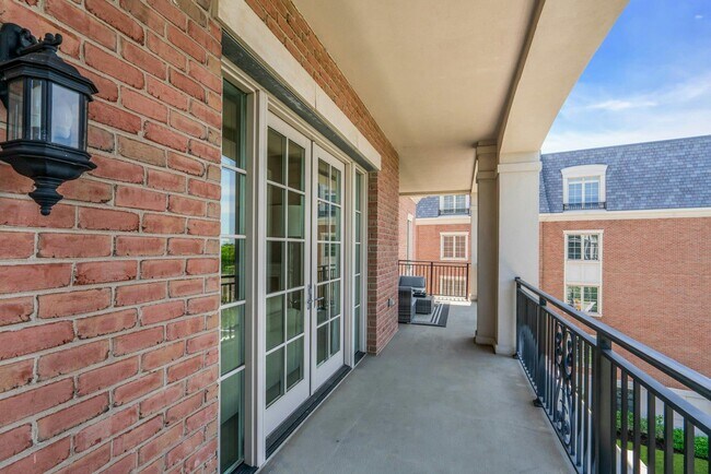 Building Photo - 6000 Royal Ct