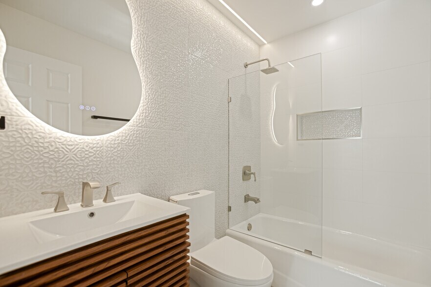 Hallway bathroom - 8300 Sedan Ave