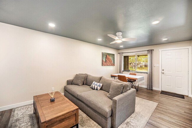 Building Photo - Updated 2 Bed 1 Bath Townhome in Clayton Neighborhood