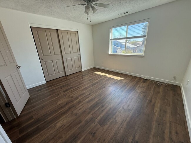 Building Photo - 3BR/2.5BA Home w/ Garage, Fenced Yard – Walk to Shops & Parkra