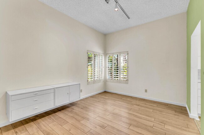 Building Photo - 48594 Oakwood Way