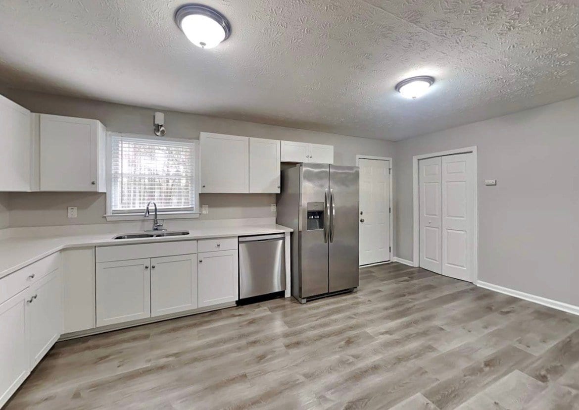 Building Photo - 301 E Country Woods Dr
