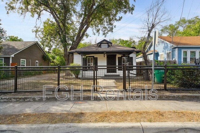 Building Photo - 2332 E Houston St