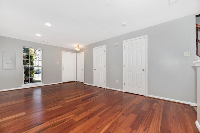 Building Photo - 618 Cawley Dr