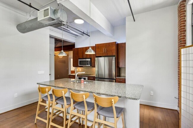 Building Photo - 1261 Caroline St NE