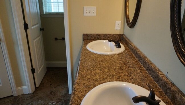 Building Photo - Beautiful and convenient