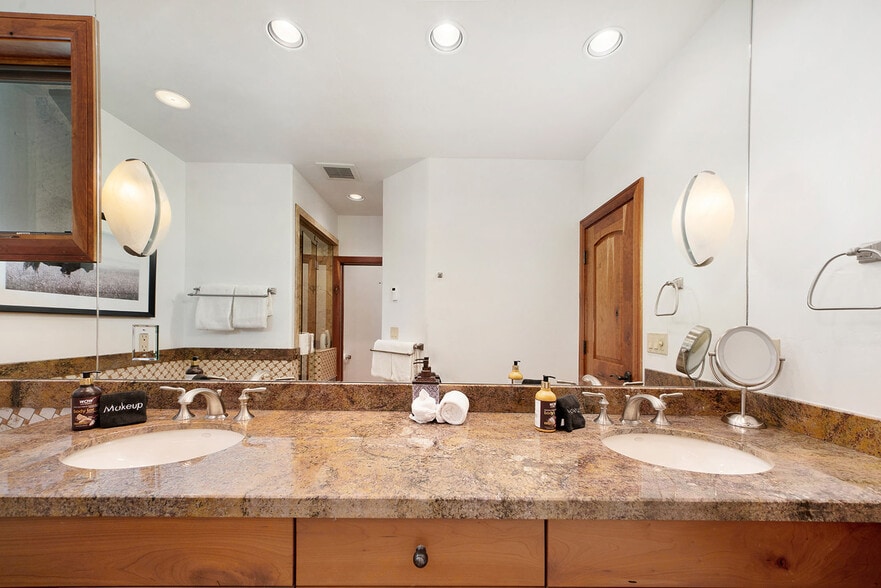 Building Photo - 100 Aspen Ridge Dr