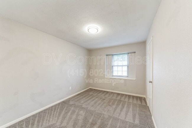 Building Photo - 700 Meadowglen Dr
